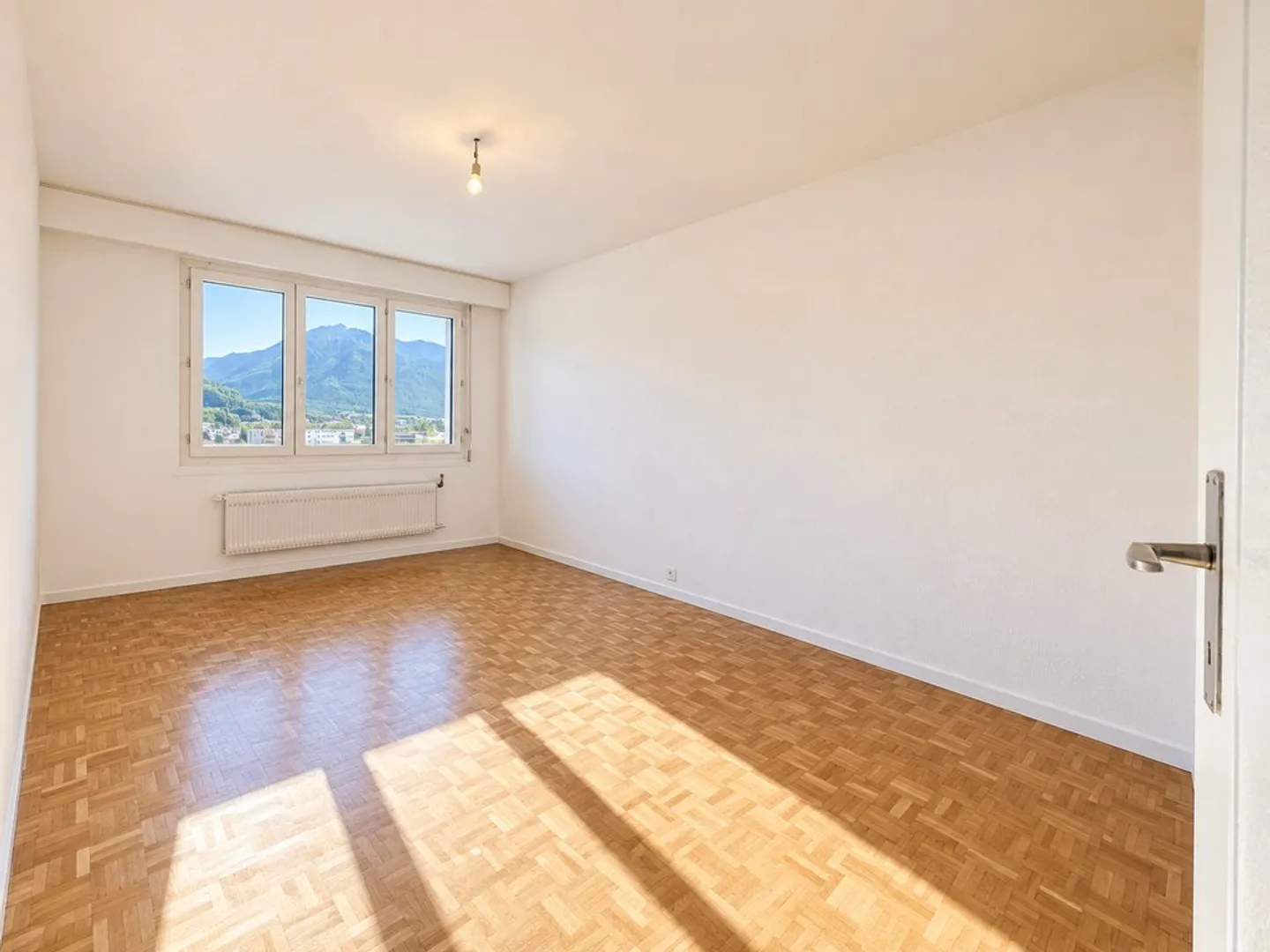 Appartement rénové 4 pièces - Photo 3 sur 12
