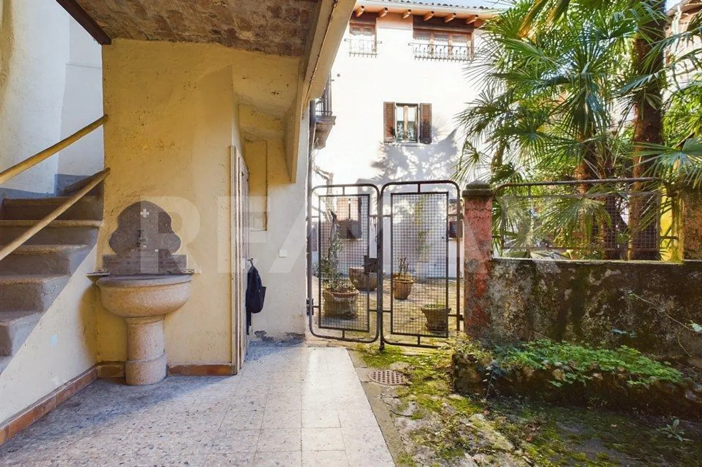Ticinese house with private courtyard in the heart of Arzo - Photo 2 of 13