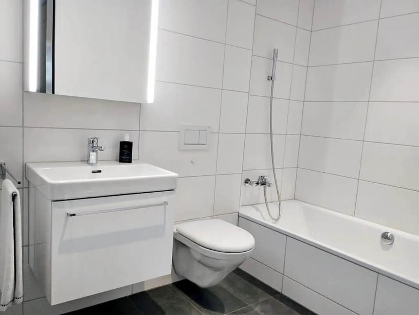 Neuwertige Wohnung mit Aussicht auf Flussufer - Foto 7 von 9