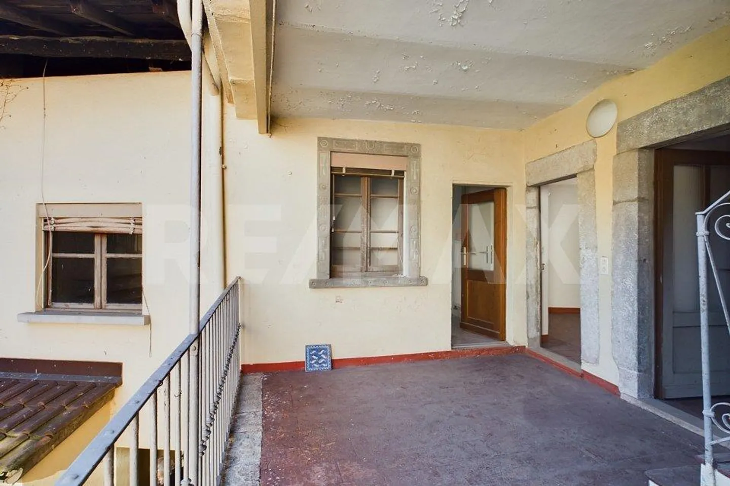 Ticinese house with private courtyard in the heart of Arzo - Photo 5 of 13