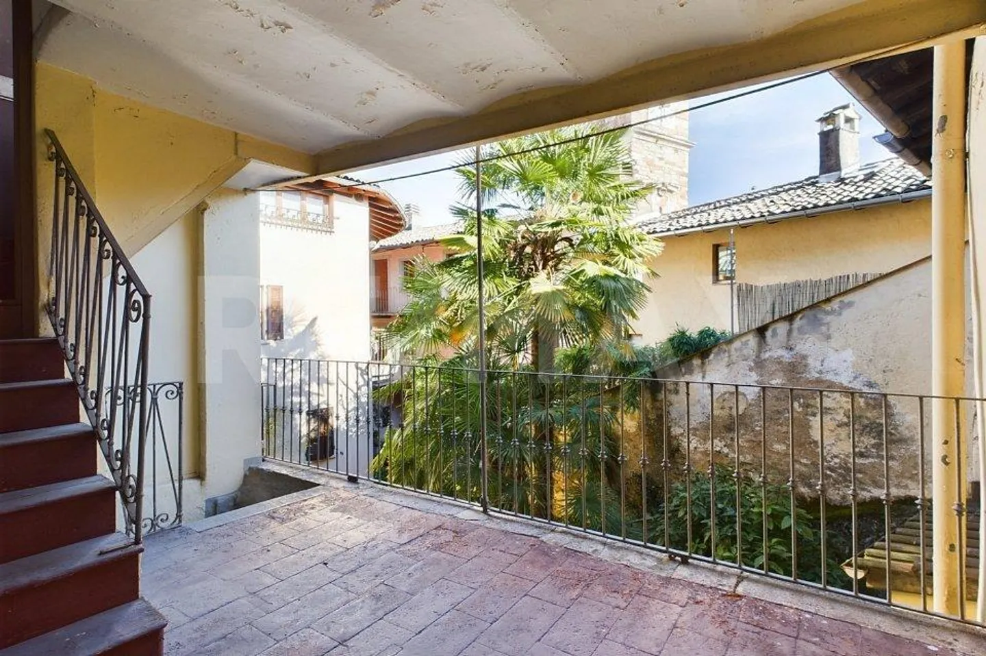 Ticinese house with private courtyard in the heart of Arzo - Photo 6 of 13