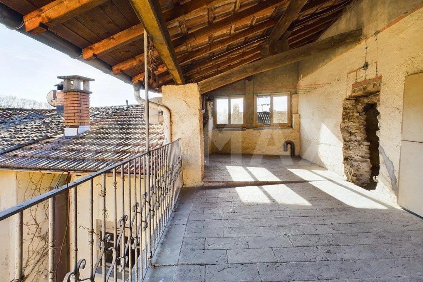 Ticinese house with private courtyard in the heart of Arzo - Photo 10 of 13
