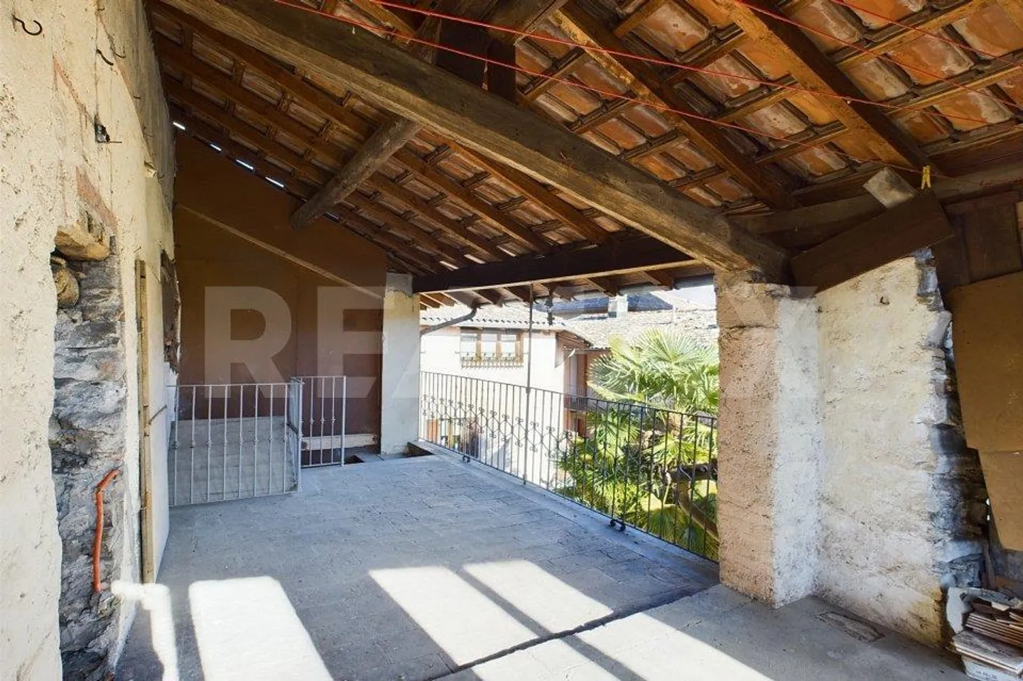 Ticinese house with private courtyard in the heart of Arzo - Photo 11 of 13