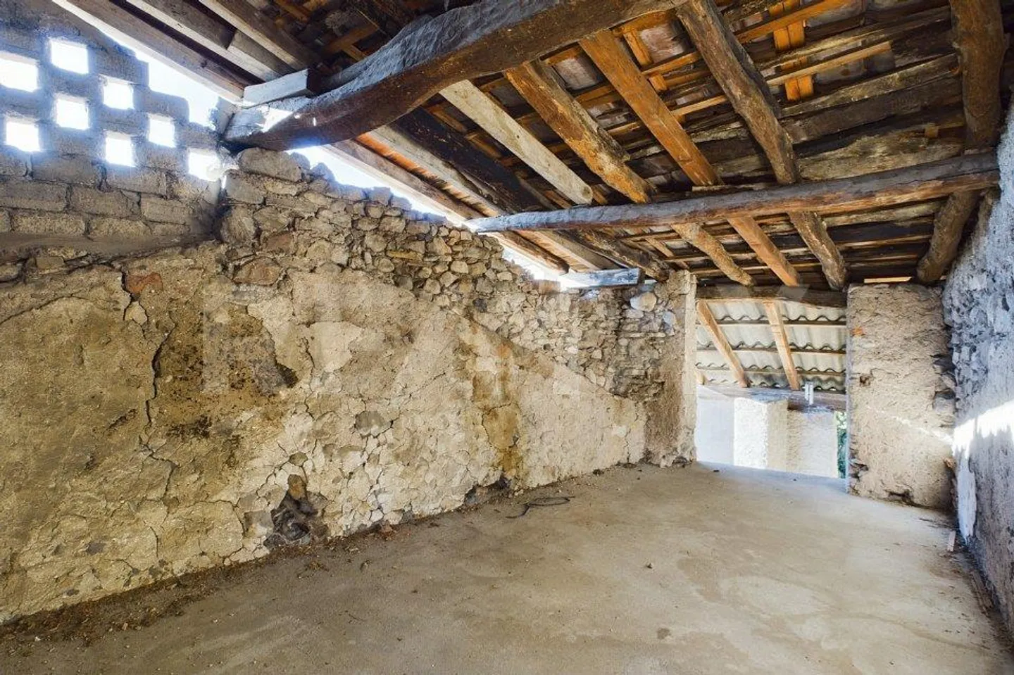 Ticinese house with private courtyard in the heart of Arzo - Photo 13 of 13