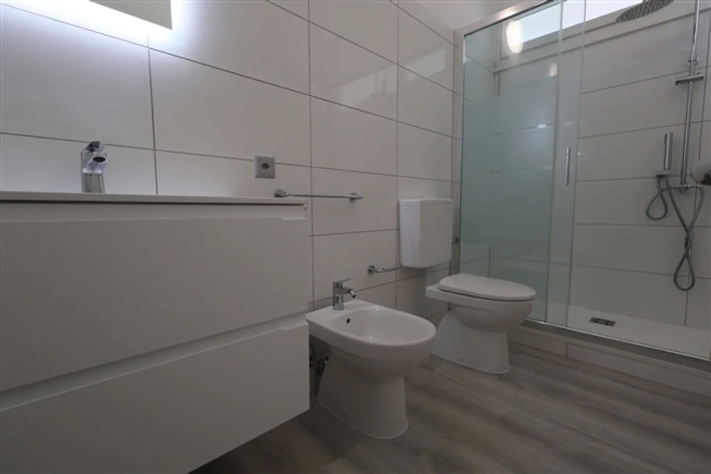 3,5 pièces nouvellement rénové dans le centre de Chiasso - Photo 6 sur 12