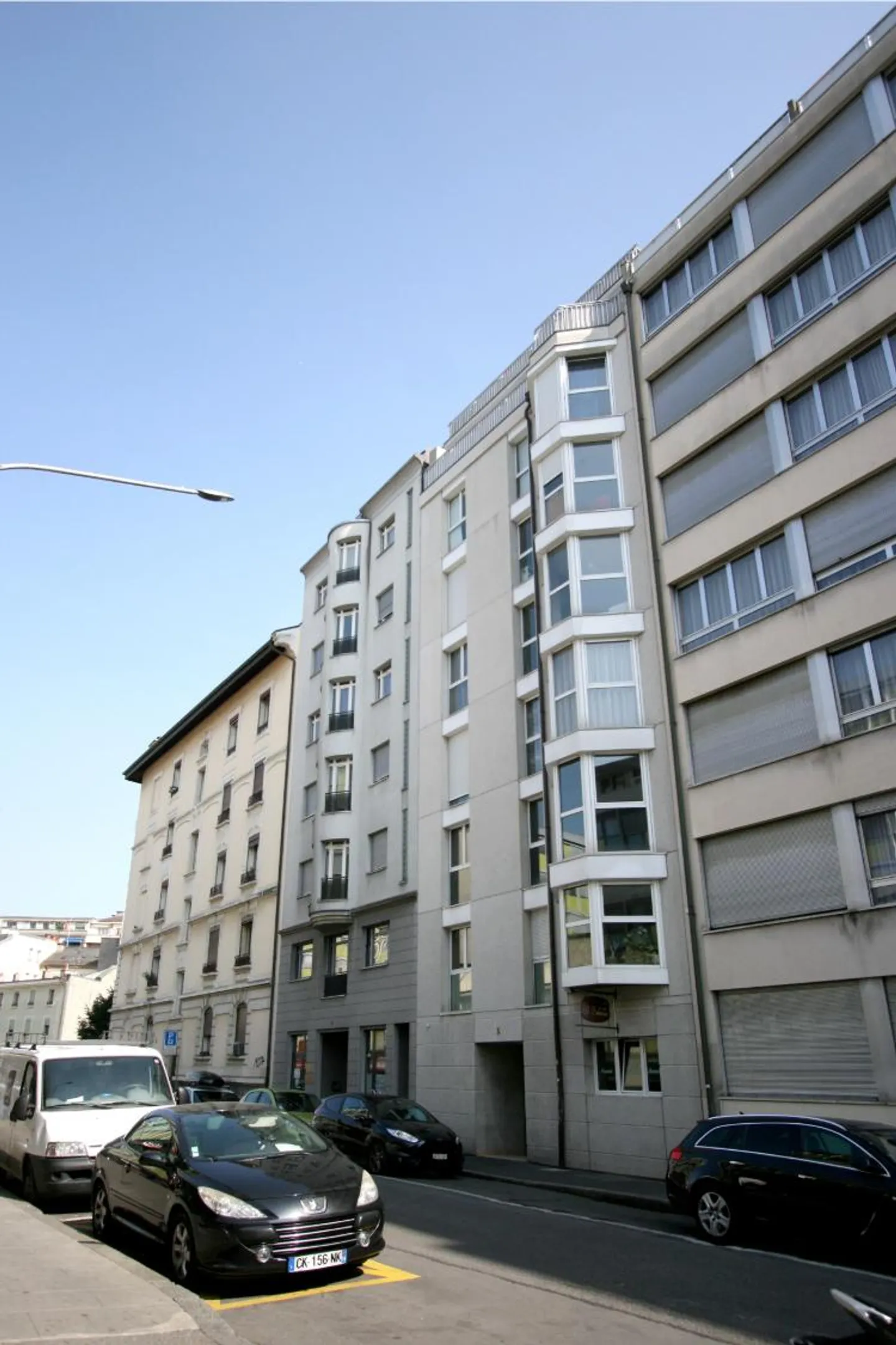 Duplex penthouse apartment with 4.5 rooms, balcony and roof terrace in Acacias - Photo 1 of 15