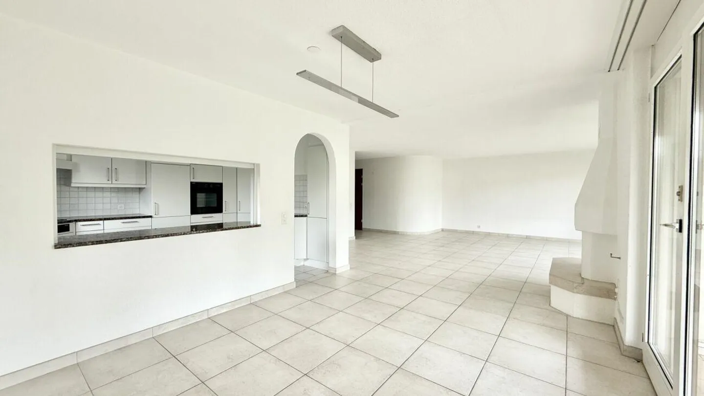 Appartement attrayant, spacieux et lumineux de 4,5 pièces au cœur d'Aeg... - Photo 4 sur 10