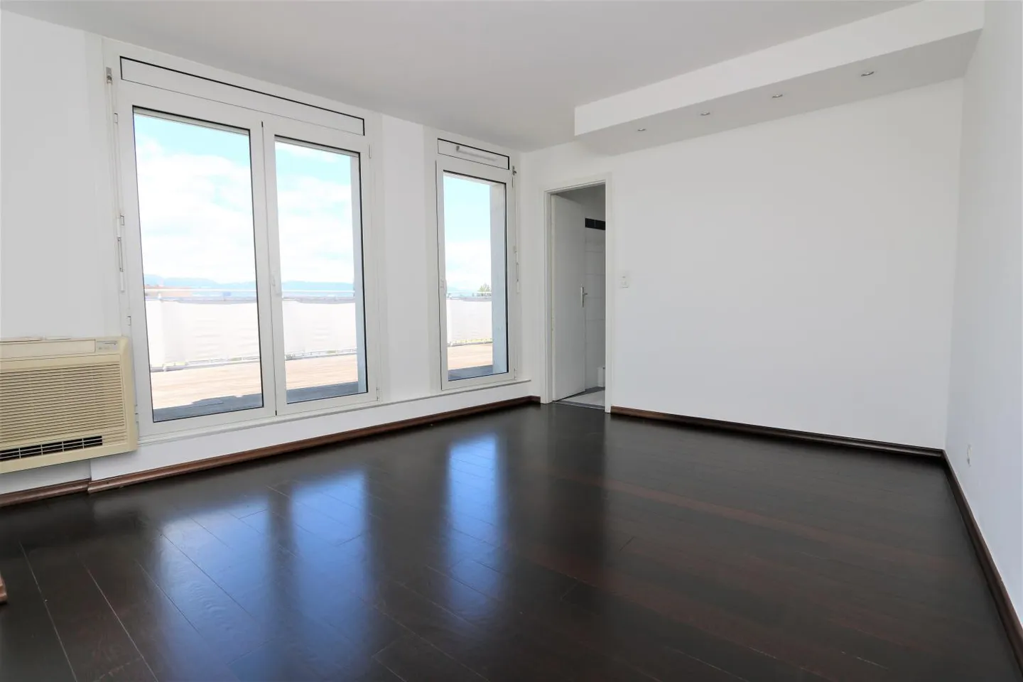 Duplex penthouse apartment with 4.5 rooms, balcony and roof terrace in Acacias - Photo 2 of 15
