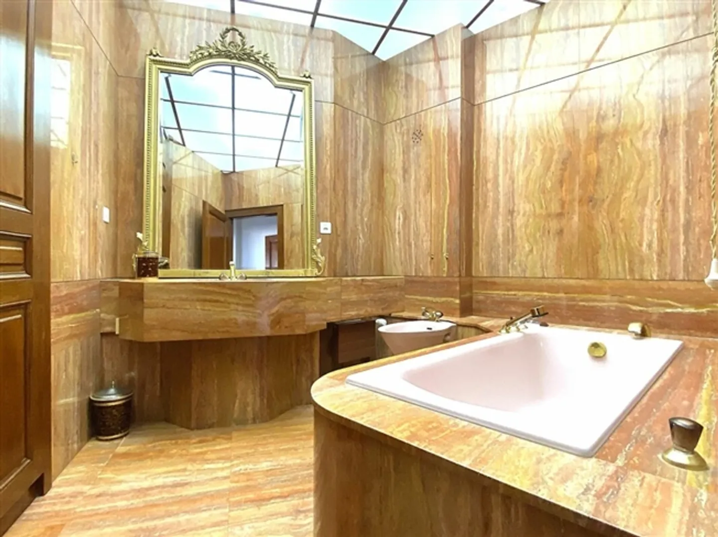 6 atypical rooms with terrace in the old town - Photo 7 of 8