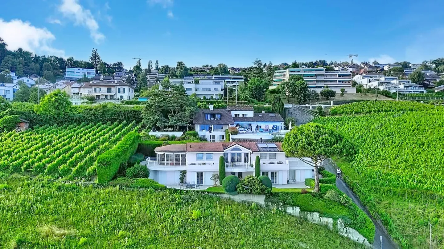 PROPRIETE D'EXCEPTION FACE AU LAC-UN PANORAMA QUI CHANGE TOUT - Photo 3 sur 15