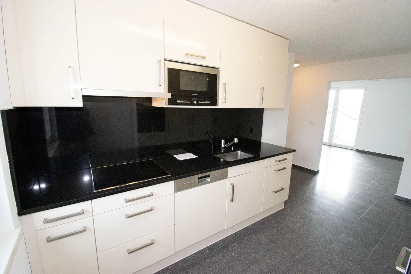 3.5 Room Apartment - Photo 3 of 11