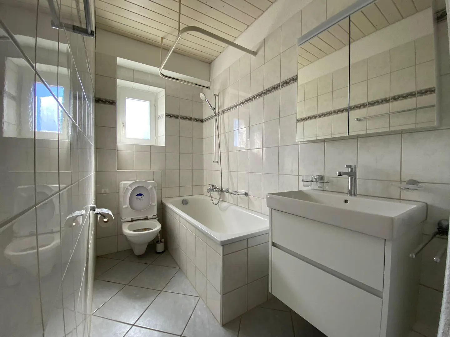 Renovierte 3-Zimmer-Wohnung mit Charakter zu vermieten in Bienne - Foto 4 von 7