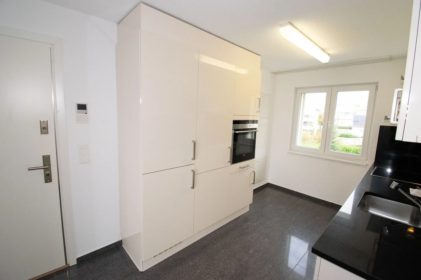 3.5 Room Apartment - Photo 4 of 11