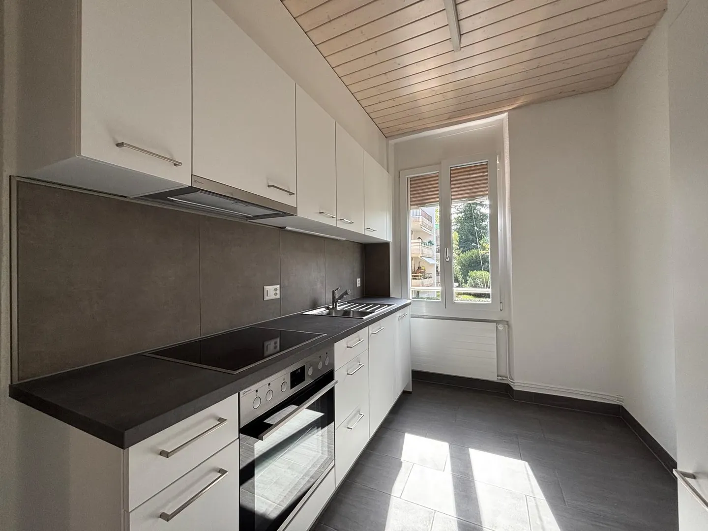 Renovierte 3-Zimmer-Wohnung mit Charakter zu vermieten in Bienne - Foto 2 von 7
