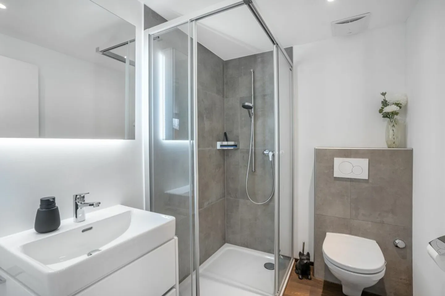 Exclusive Attic Studio in the Heart of Brig - Luxury, Comfort, and Prime Location - Photo 5 of 7