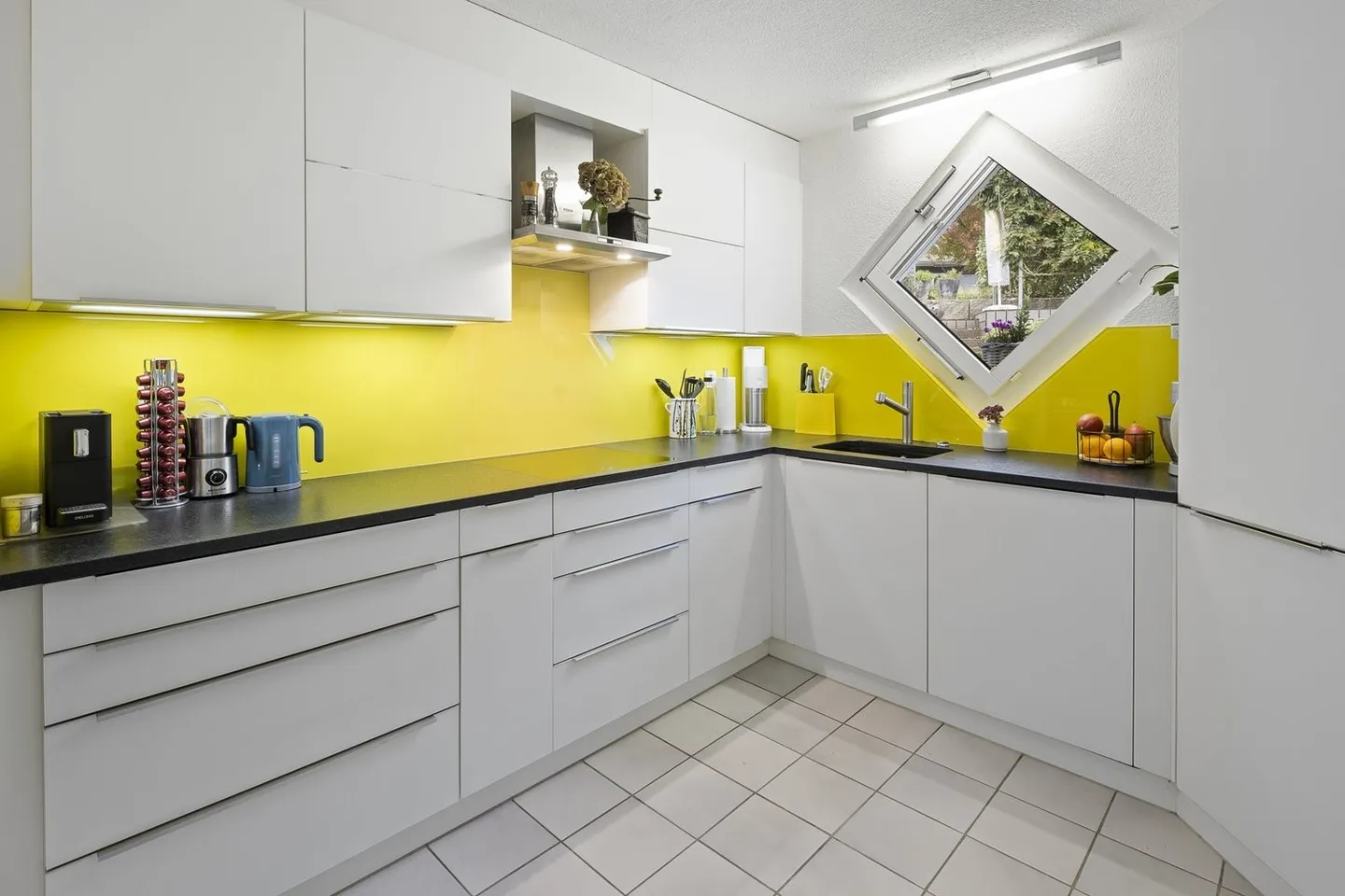 Well-kept living oasis with beautiful garden & many extras - Photo 4 of 13