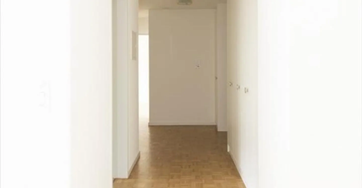 Grosszügige moderne Wohnung in grüner Umgebung - Foto 8 von 9