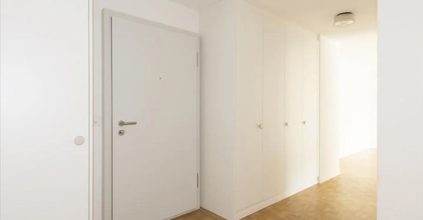Grosszügige moderne Wohnung in grüner Umgebung - Foto 2 von 9