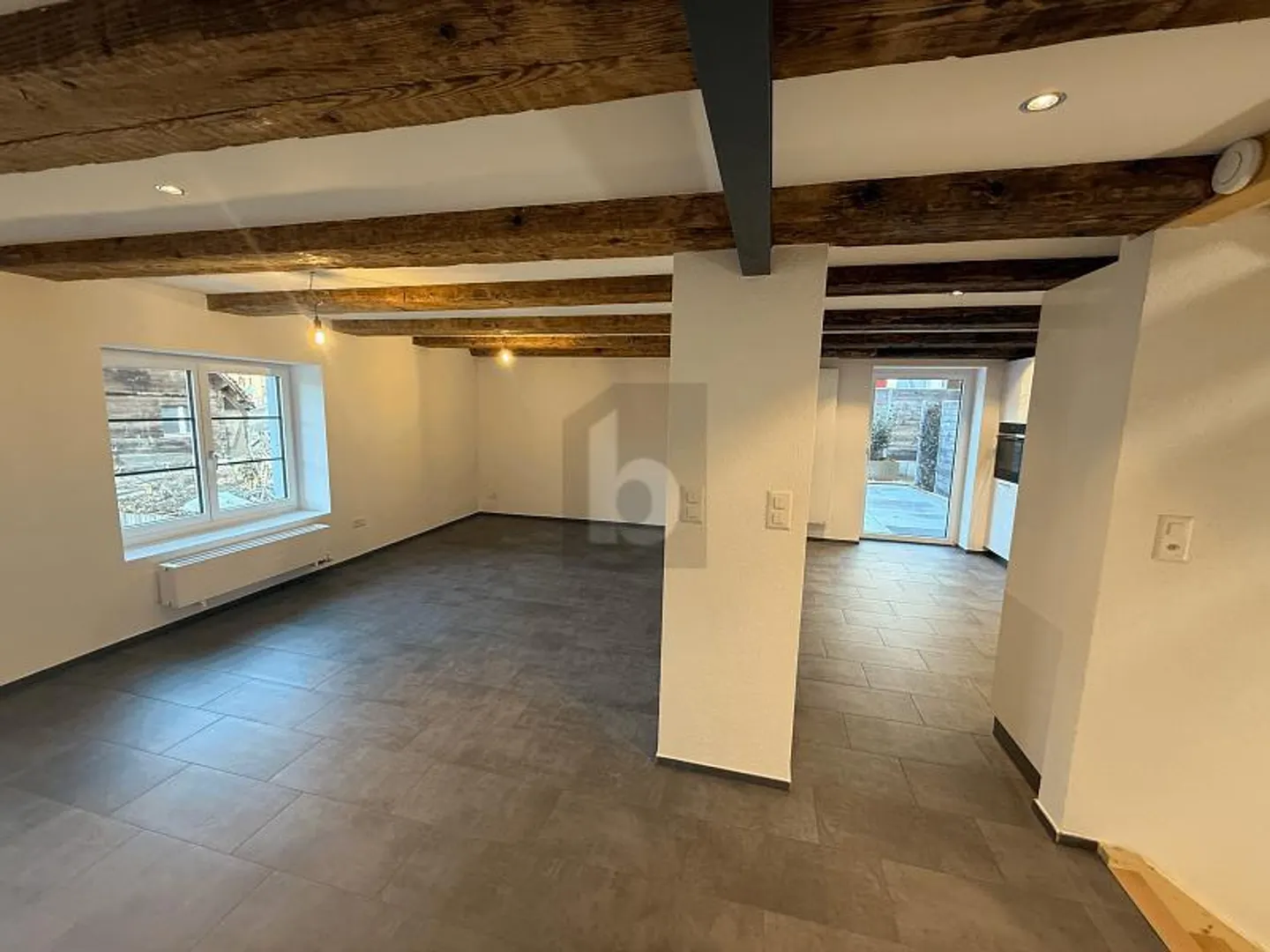 HOCHWERTIG RENOVIERT MIT SICHTBALKON! - Photo 1 sur 6