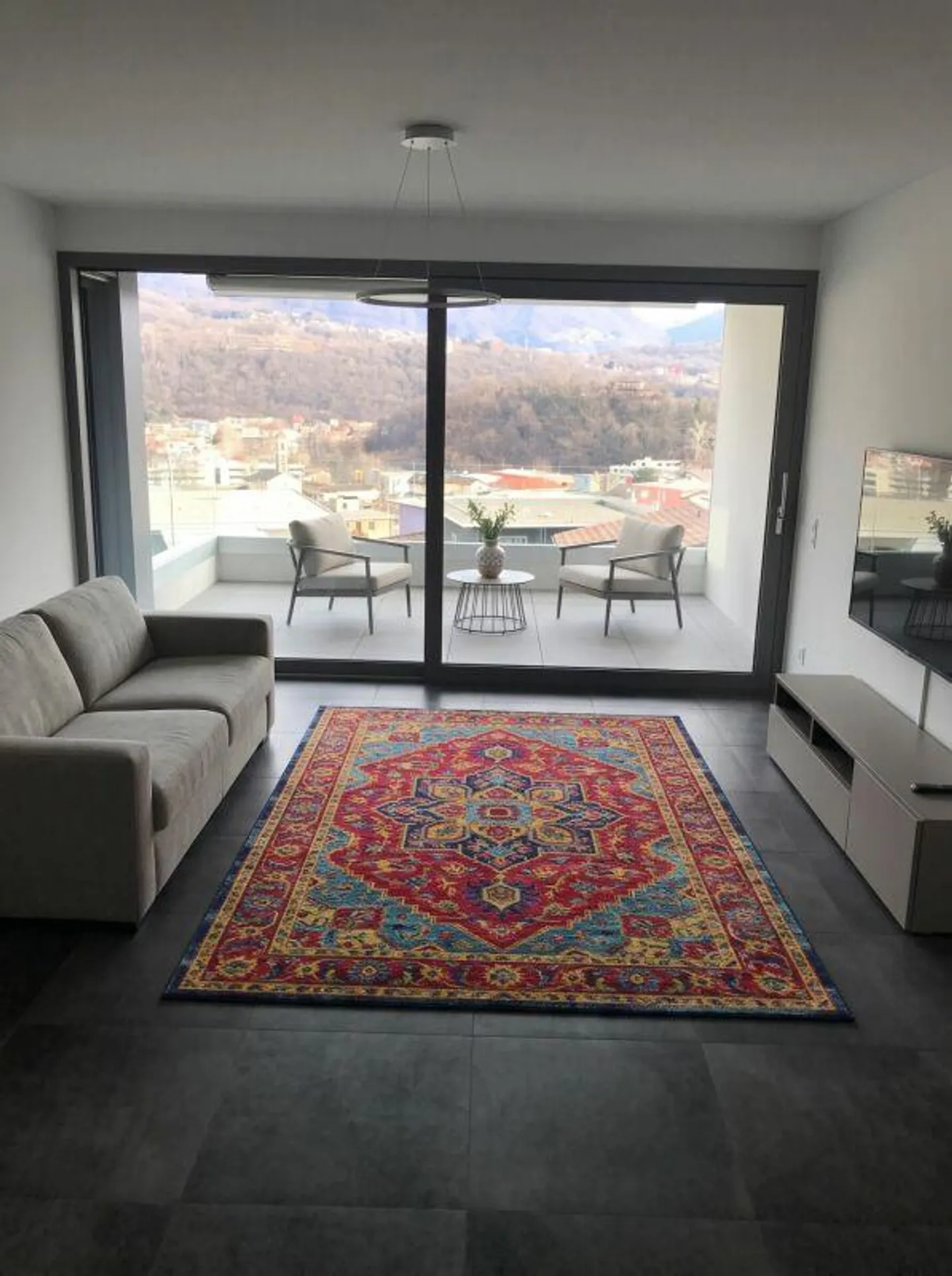 Geräumige Wohnung mit Terrasse - Foto 2 von 5