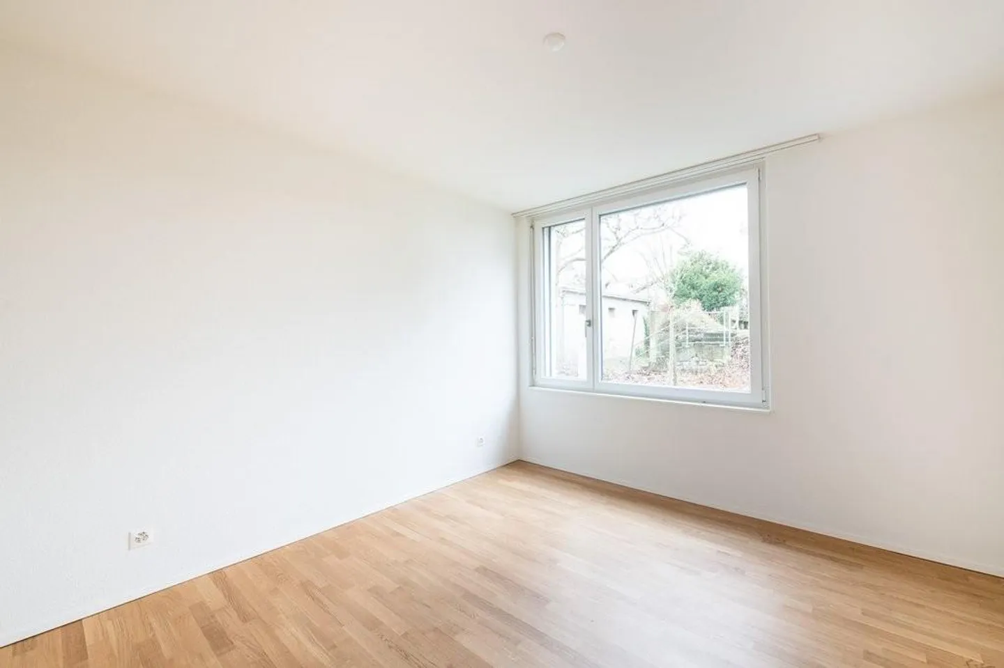 Modern, bright apartment in a family-friendly location - Photo 5 of 8