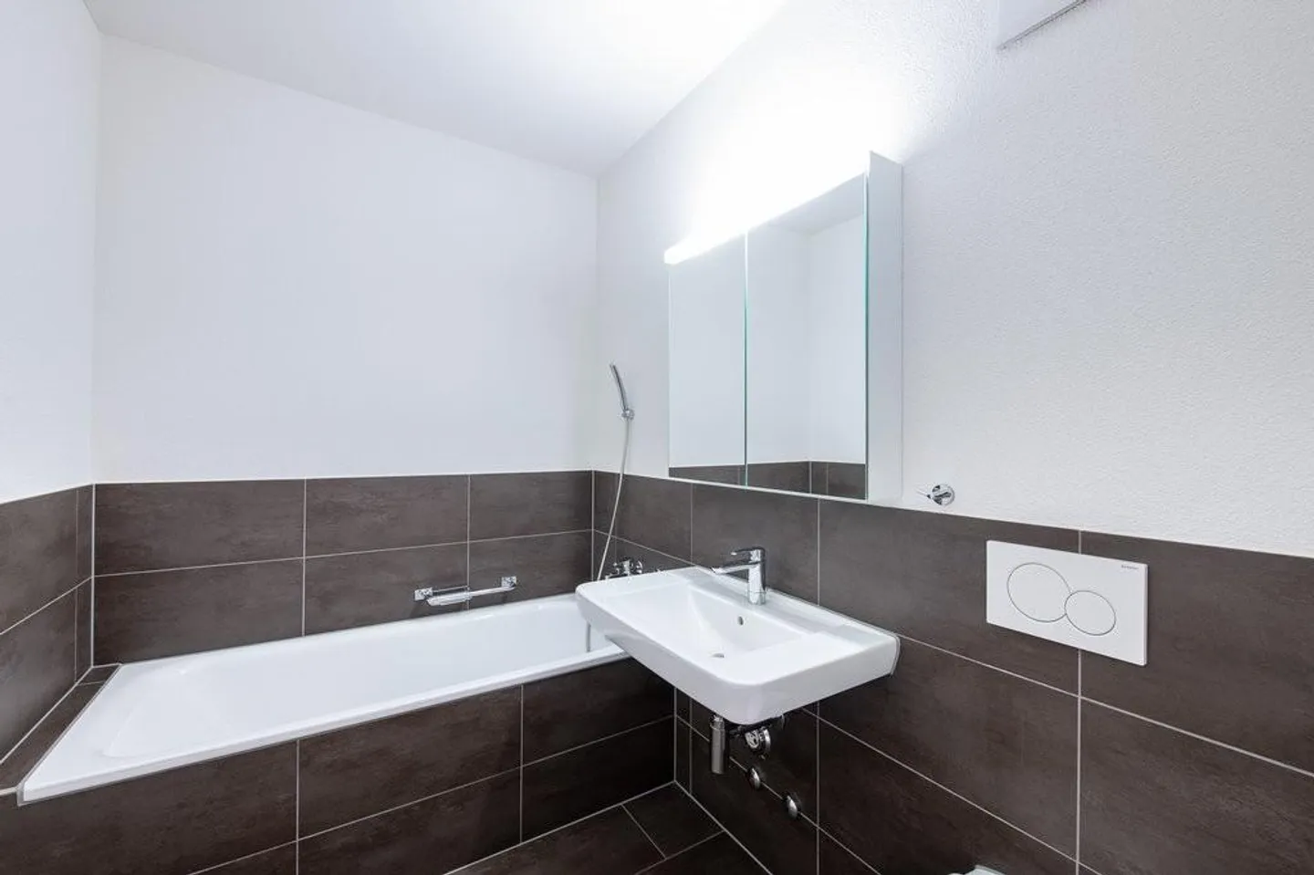 Modern, bright apartment in a family-friendly location - Photo 7 of 8