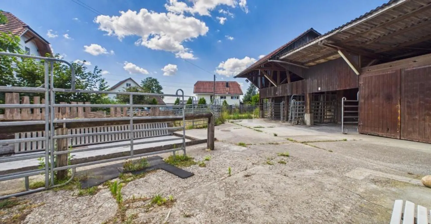 Historisches 8.5-Zimmer-Bauernhaus mit Charme, Pferdestall und grossem Garten in Attiswil - Foto 4 von 13
