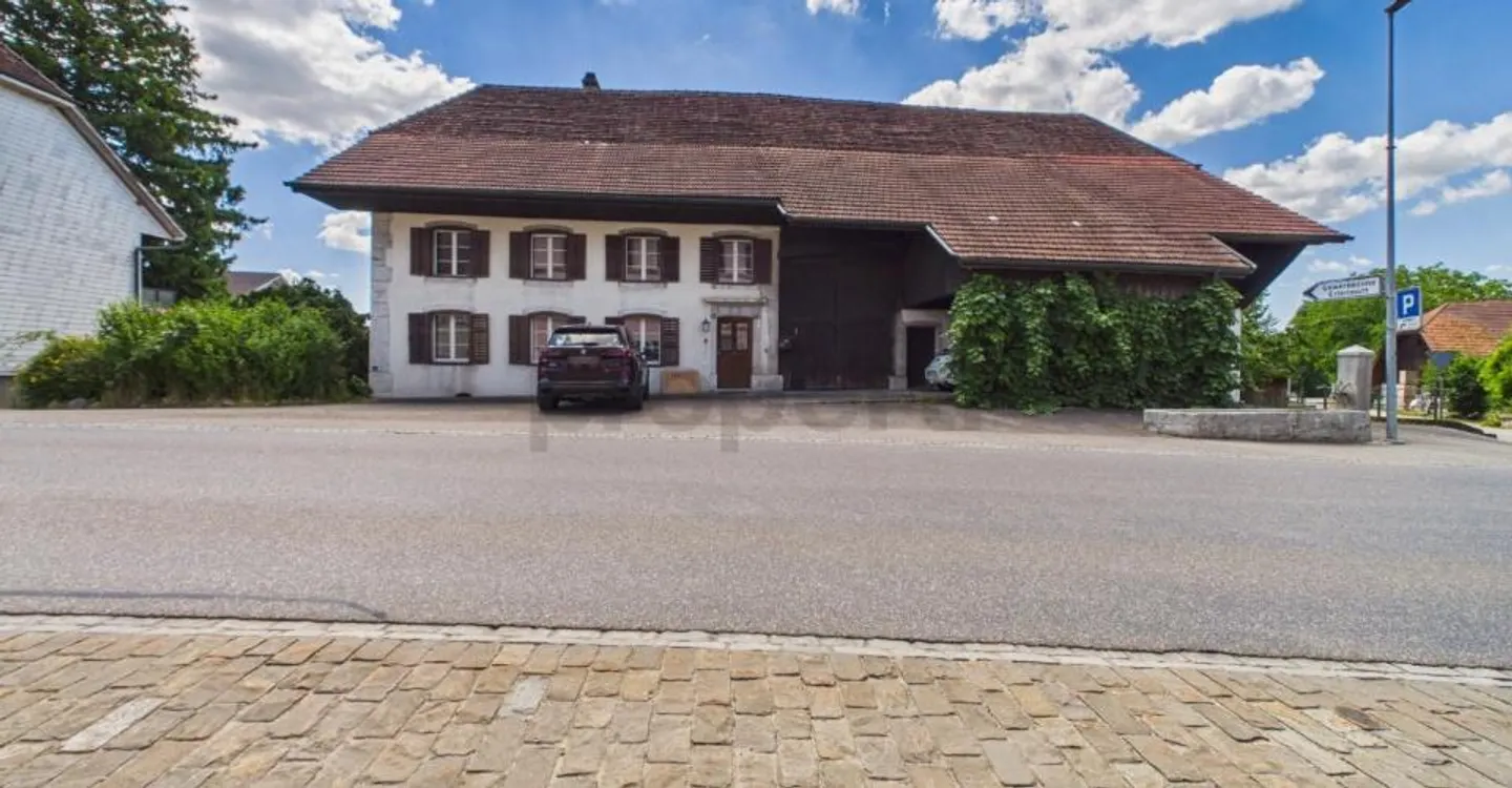 Historisches 8.5-Zimmer-Bauernhaus mit Charme, Pferdestall und grossem Garten in Attiswil - Foto 1 von 13