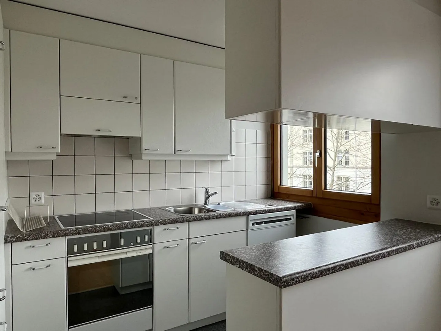 Ideal! Central 4 Rooms plus Work-Studio Area + 2 Balconies - Photo 3 of 14