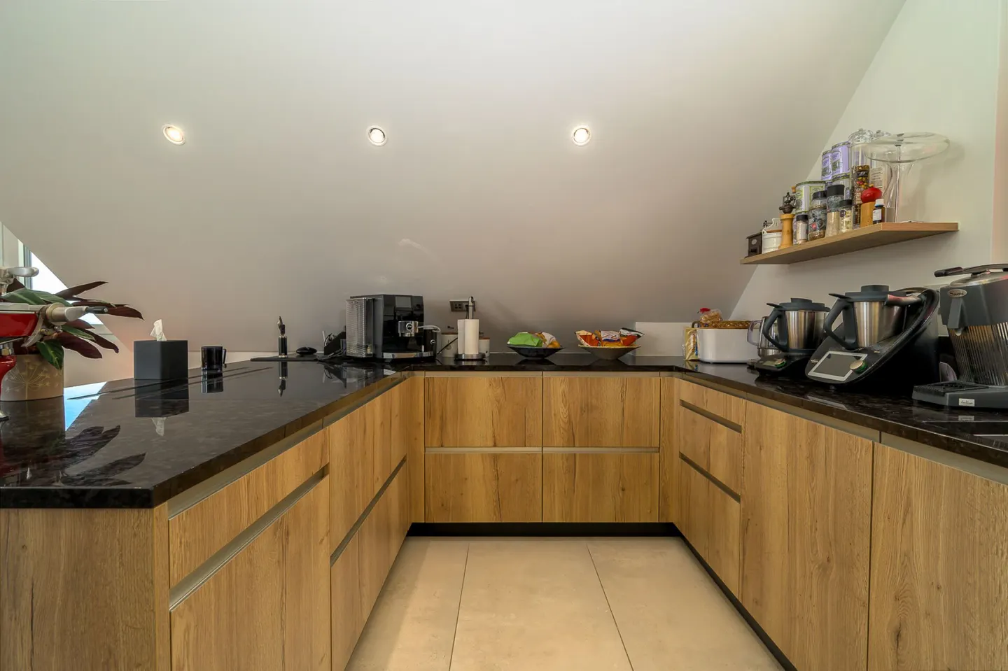 Attique contemporain avec vue lac - Photo 11 sur 13
