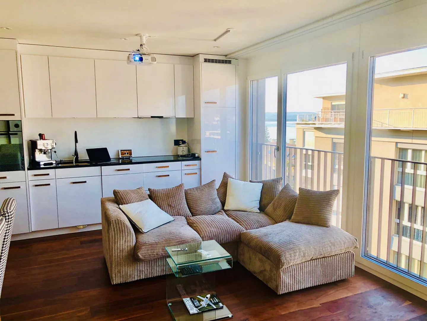 stupendo appartamento di 2,5 stanze COMPLETAMENTE ARREDATO situato ad Altendorf SZ - Foto 1 di 10