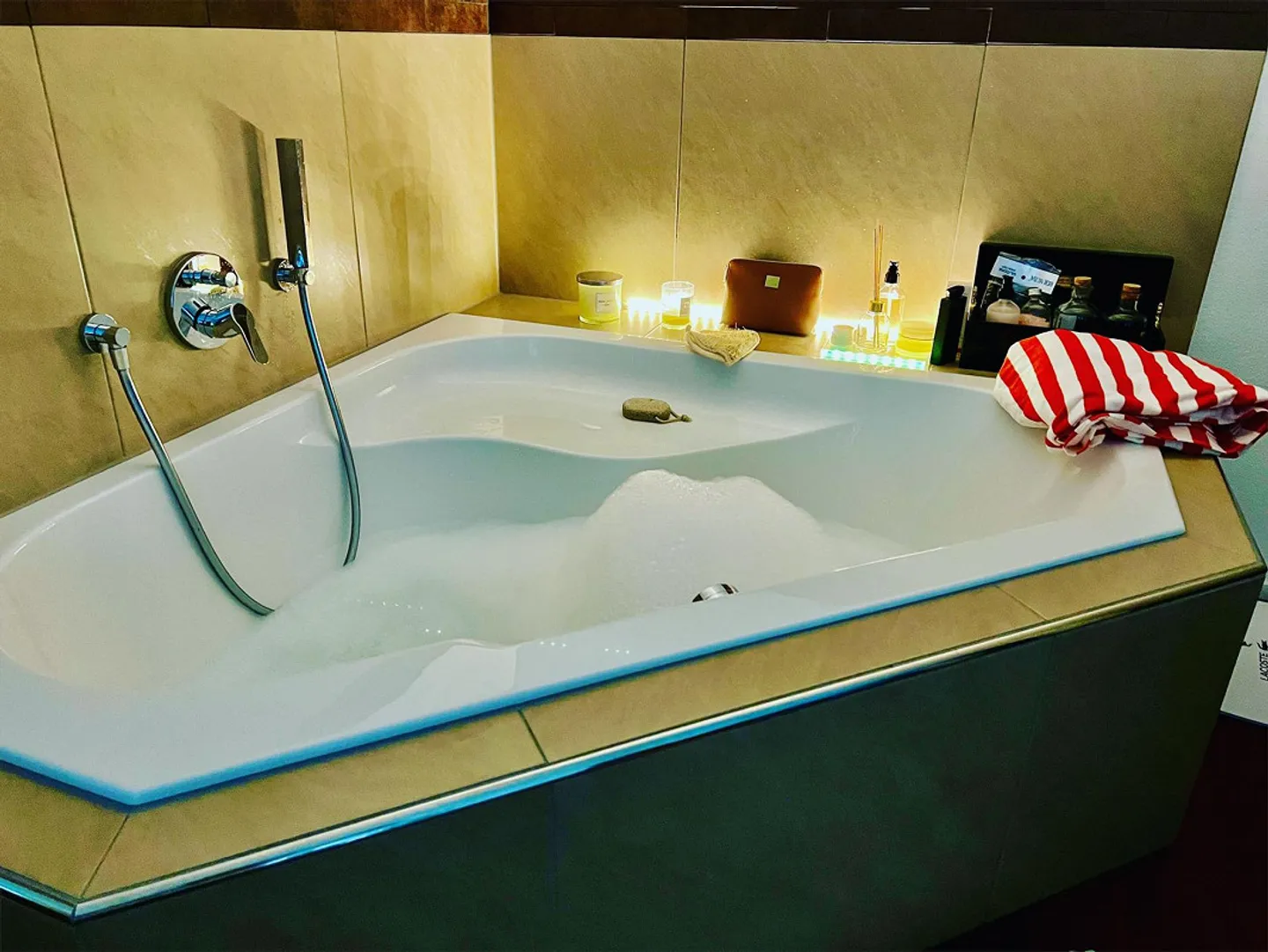 stupendo appartamento di 2,5 stanze COMPLETAMENTE ARREDATO situato ad Altendorf SZ - Foto 2 di 10