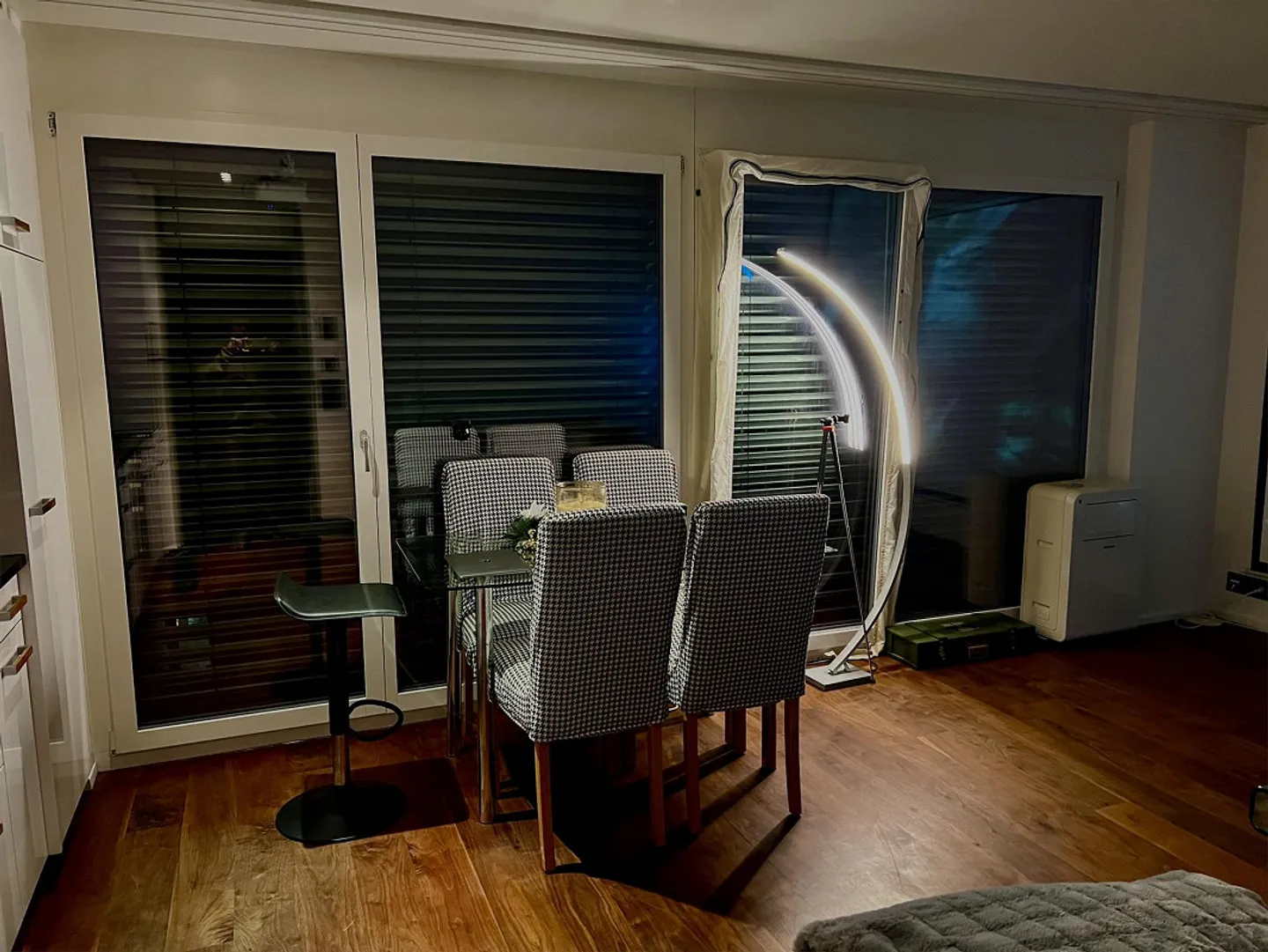 stupendo appartamento di 2,5 stanze COMPLETAMENTE ARREDATO situato ad Altendorf SZ - Foto 4 di 10