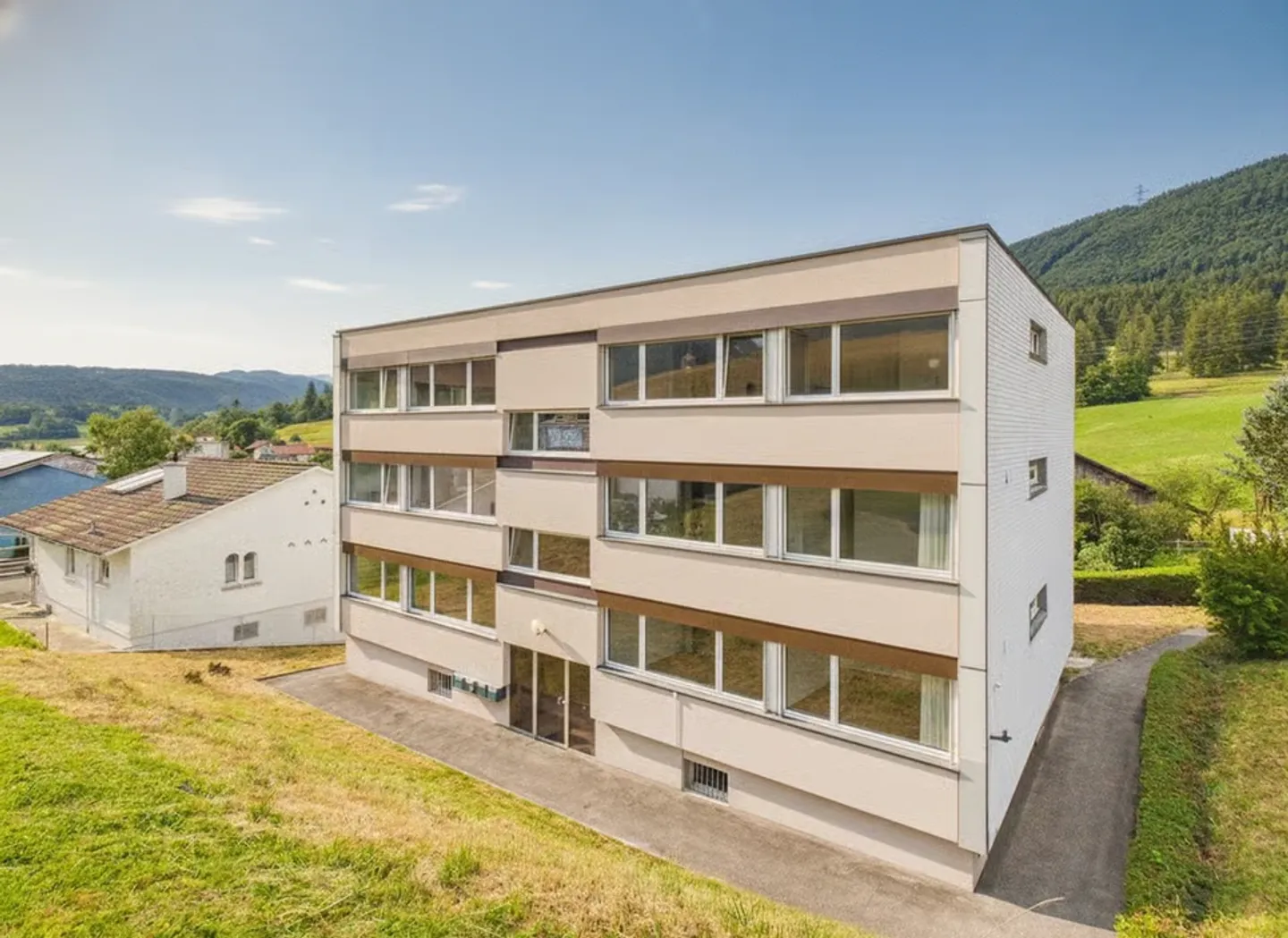 Saniertes Mehrfamilienhaus - Foto 1 von 8