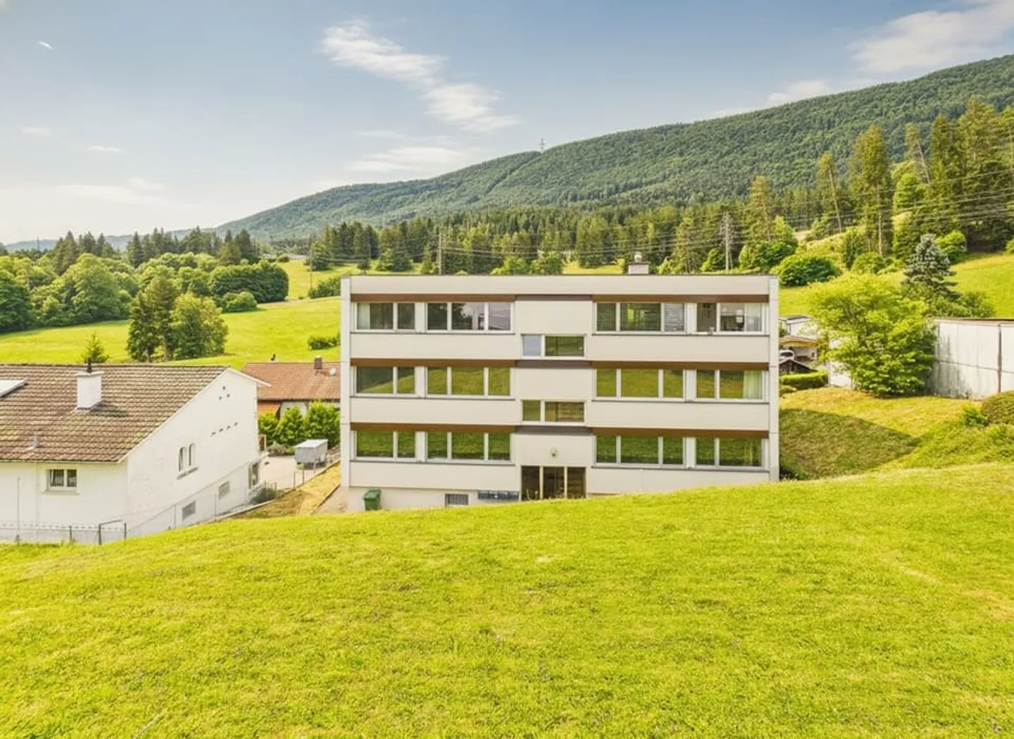 Saniertes Mehrfamilienhaus - Foto 2 von 8