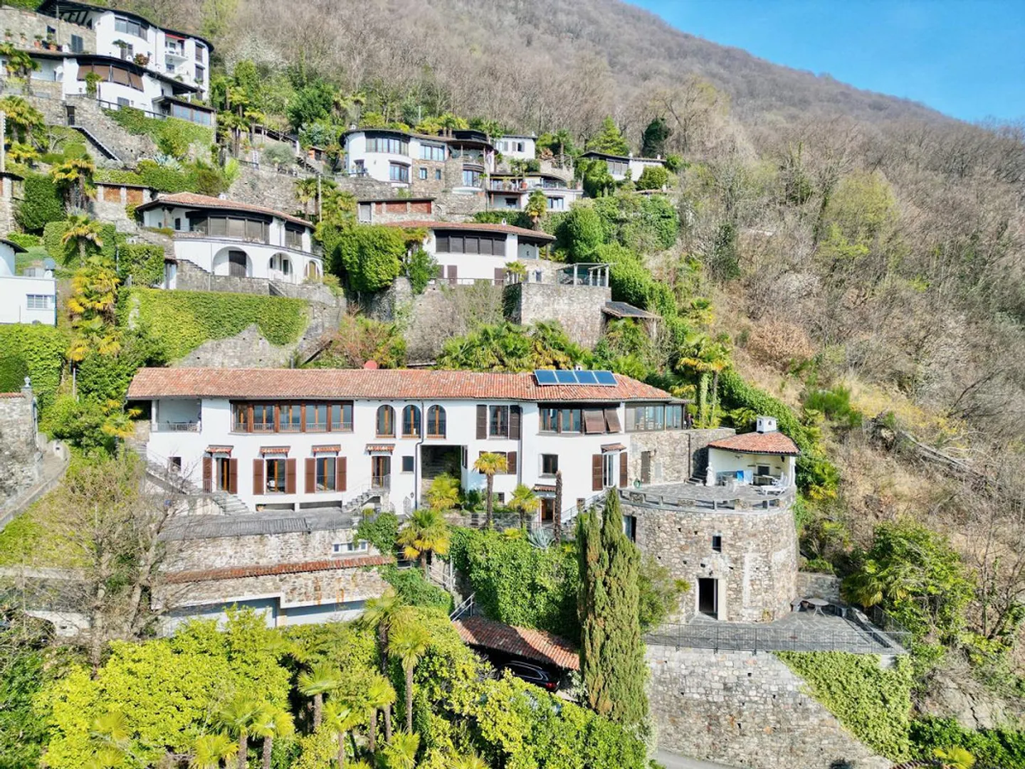 2 Ville Gemelle in Stile Rustico con Magnifica Vista Lago di Lugano - Foto 1 di 25