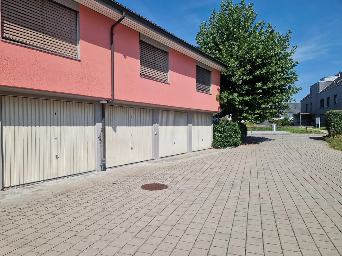 Single garage for rent in a central location - Photo 1 of 2