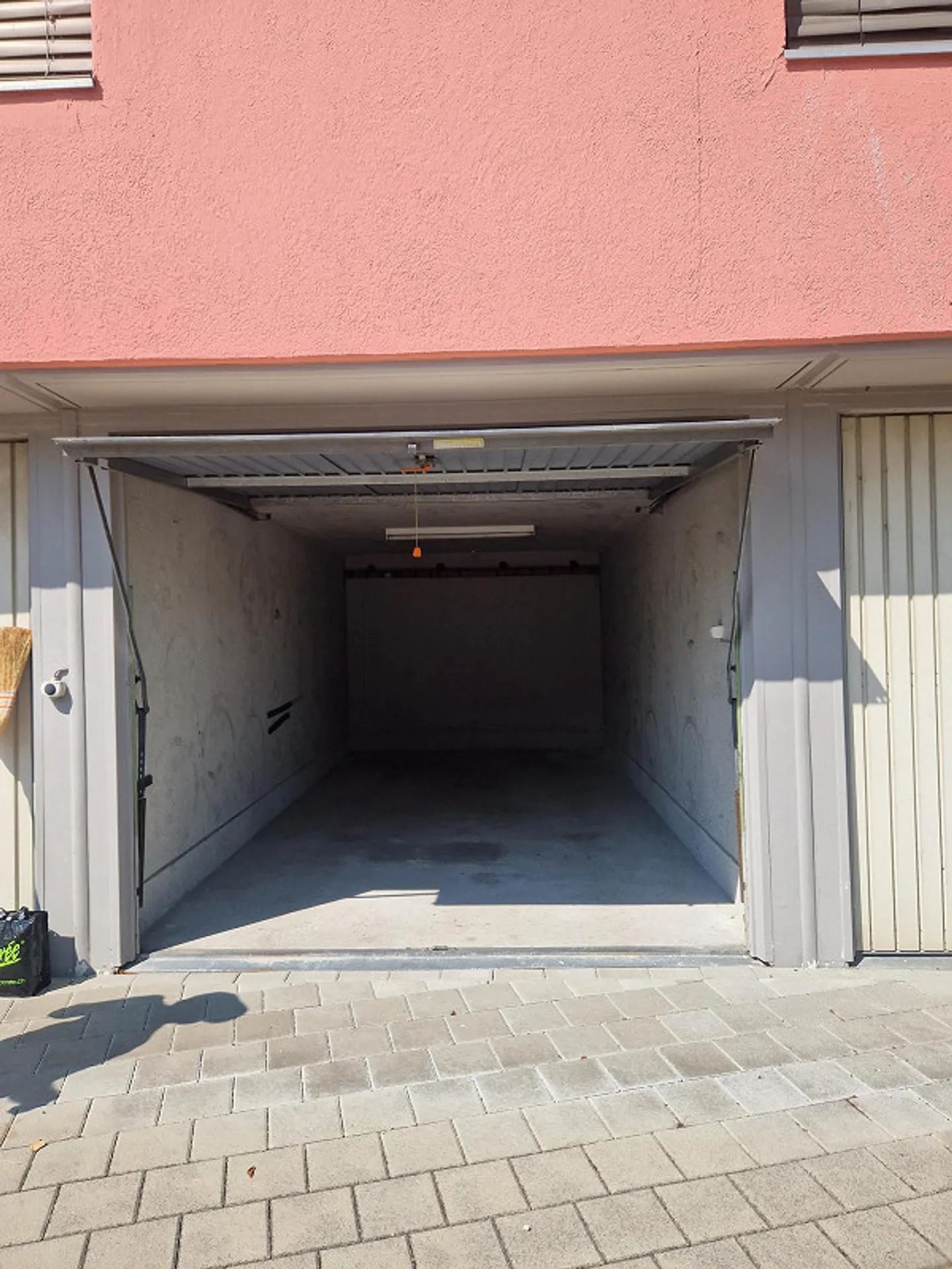 Single garage for rent in a central location - Photo 2 of 2