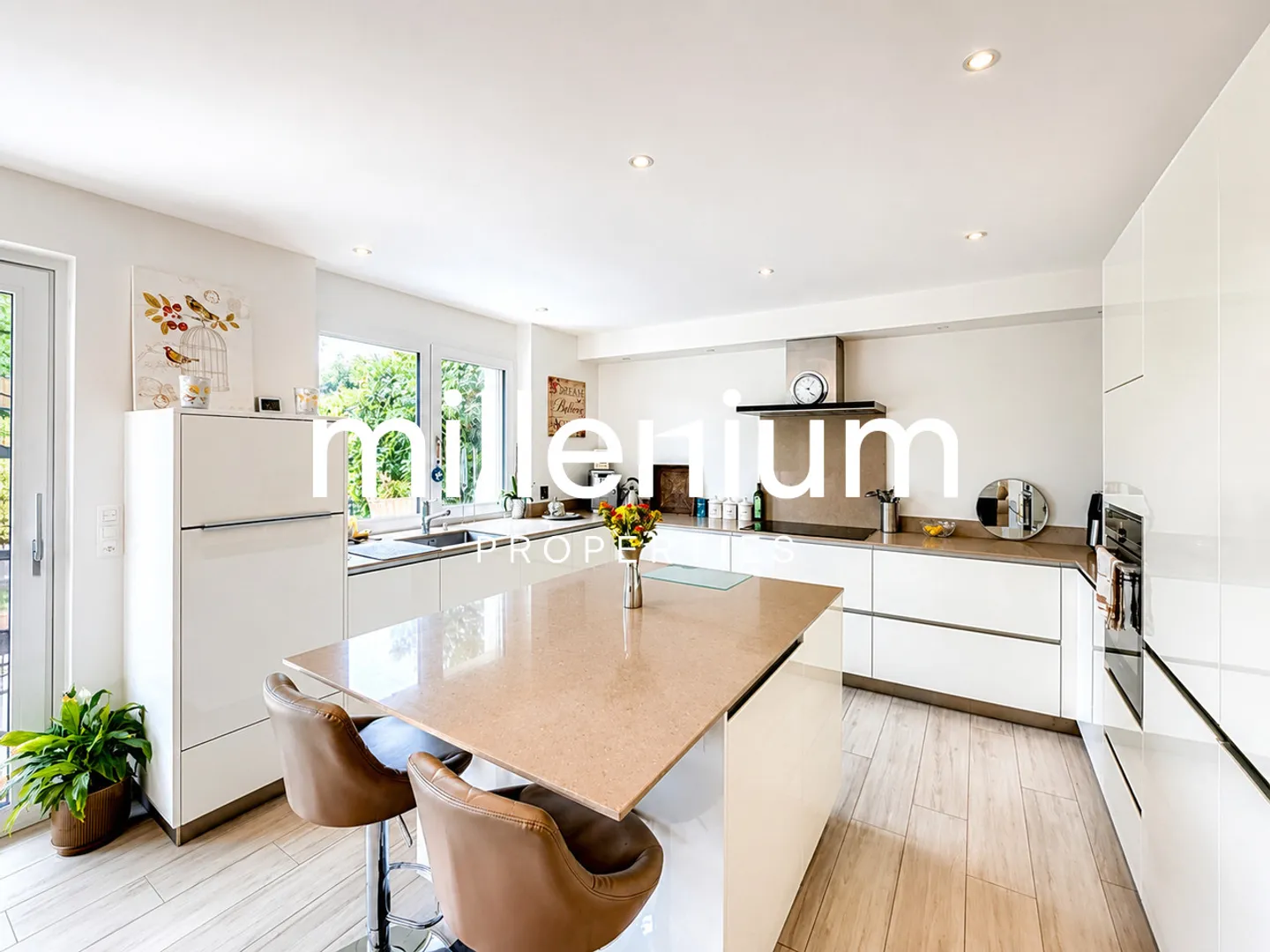 Spacious Family Home with Garden - Photo 4 of 8