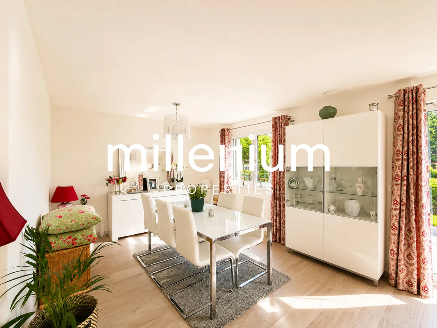 Spacious Family Home with Garden - Photo 5 of 8