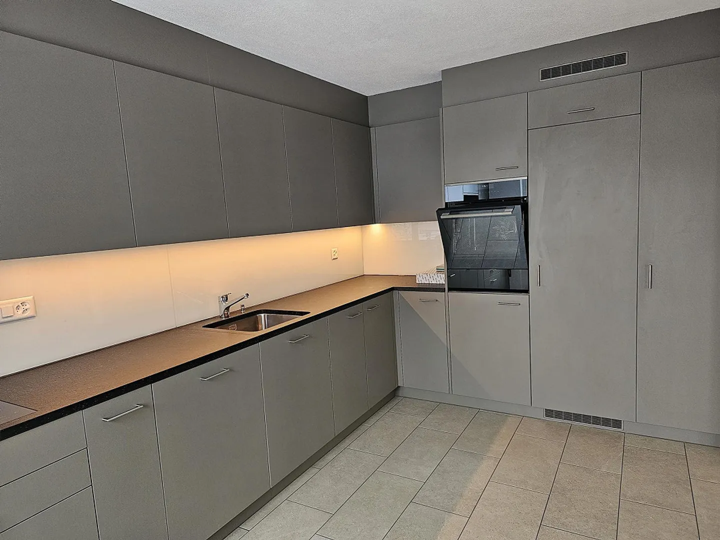 Appartamento 3 1/2 stanze recentemente ristrutturato e luminoso in una posizione centrale e tranquilla - Foto 1 di 27