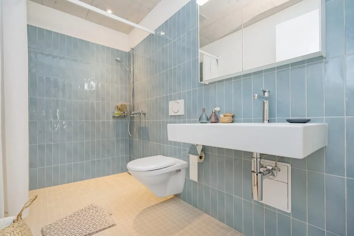 Family Paradise in an Ideal Residential Location - Photo 2 of 9