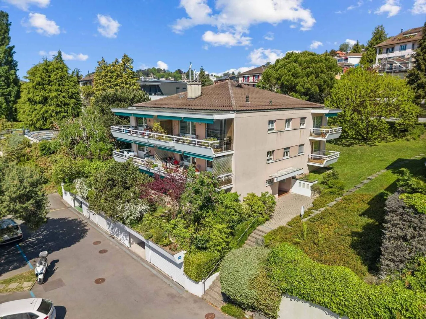 Spacious 4.5-room apartment with garden in Pully - Photo 1 of 11