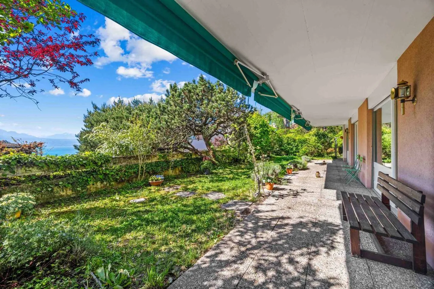 Spacious 4.5-room apartment with garden in Pully - Photo 2 of 11