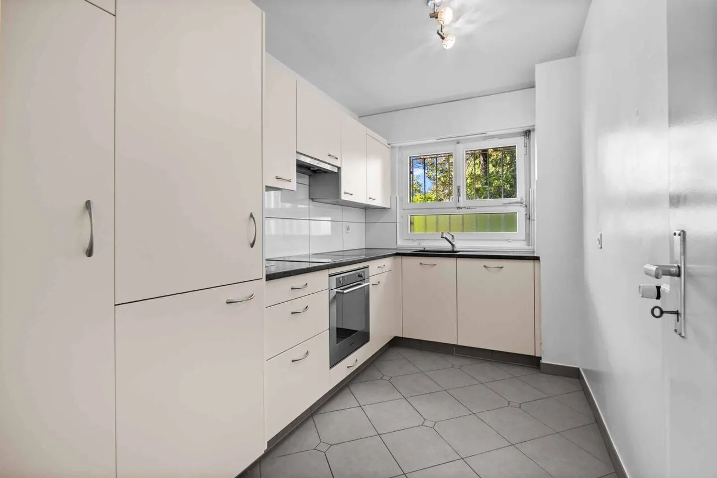 Spacious 4.5-room apartment with garden in Pully - Photo 5 of 11