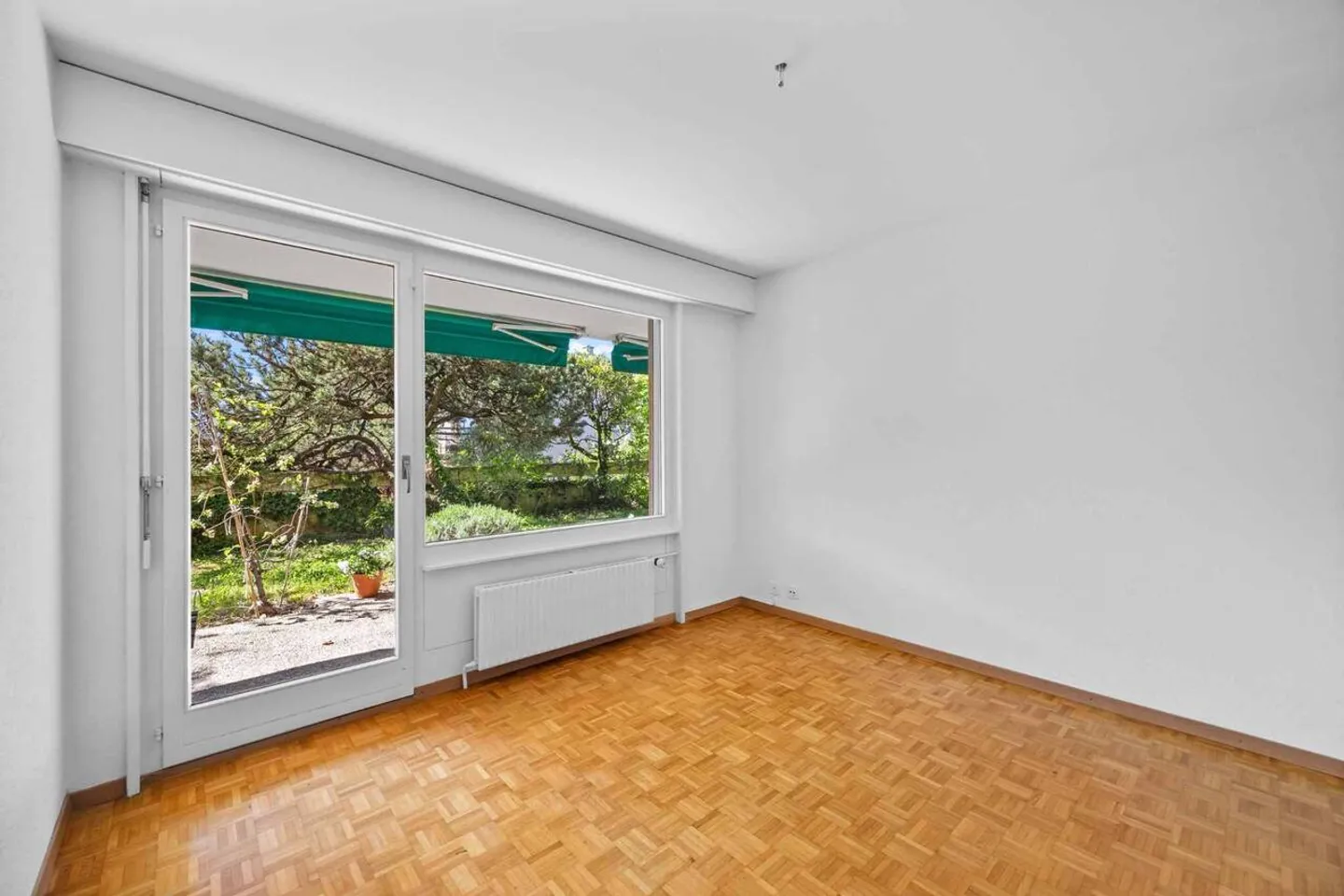Spacious 4.5-room apartment with garden in Pully - Photo 9 of 11