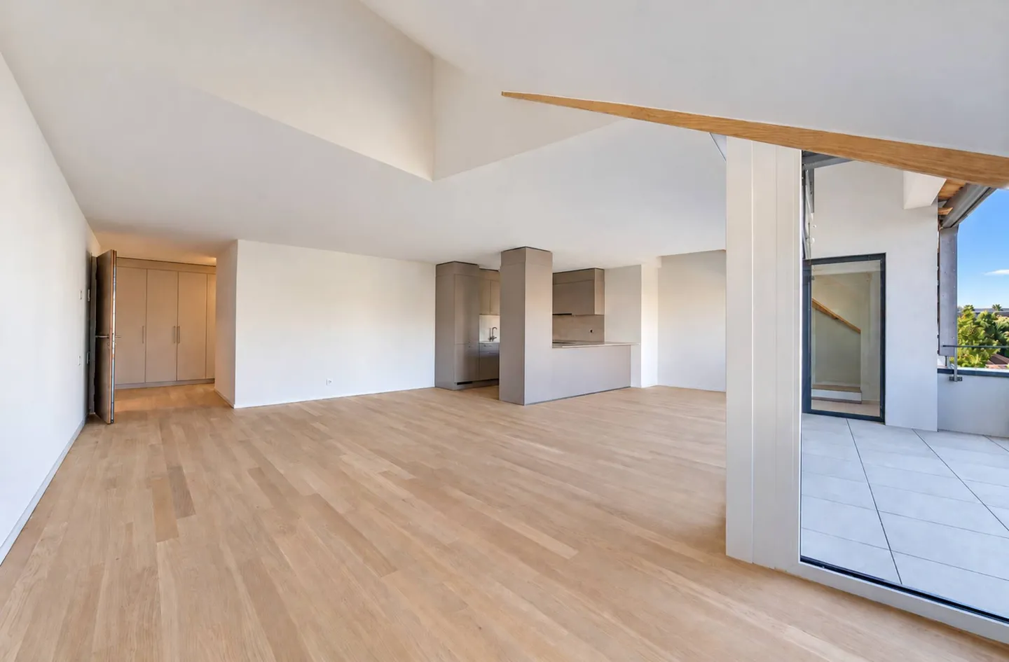 Spacious living room and large bedrooms for this 5.5 room duplex - Photo 3 of 7