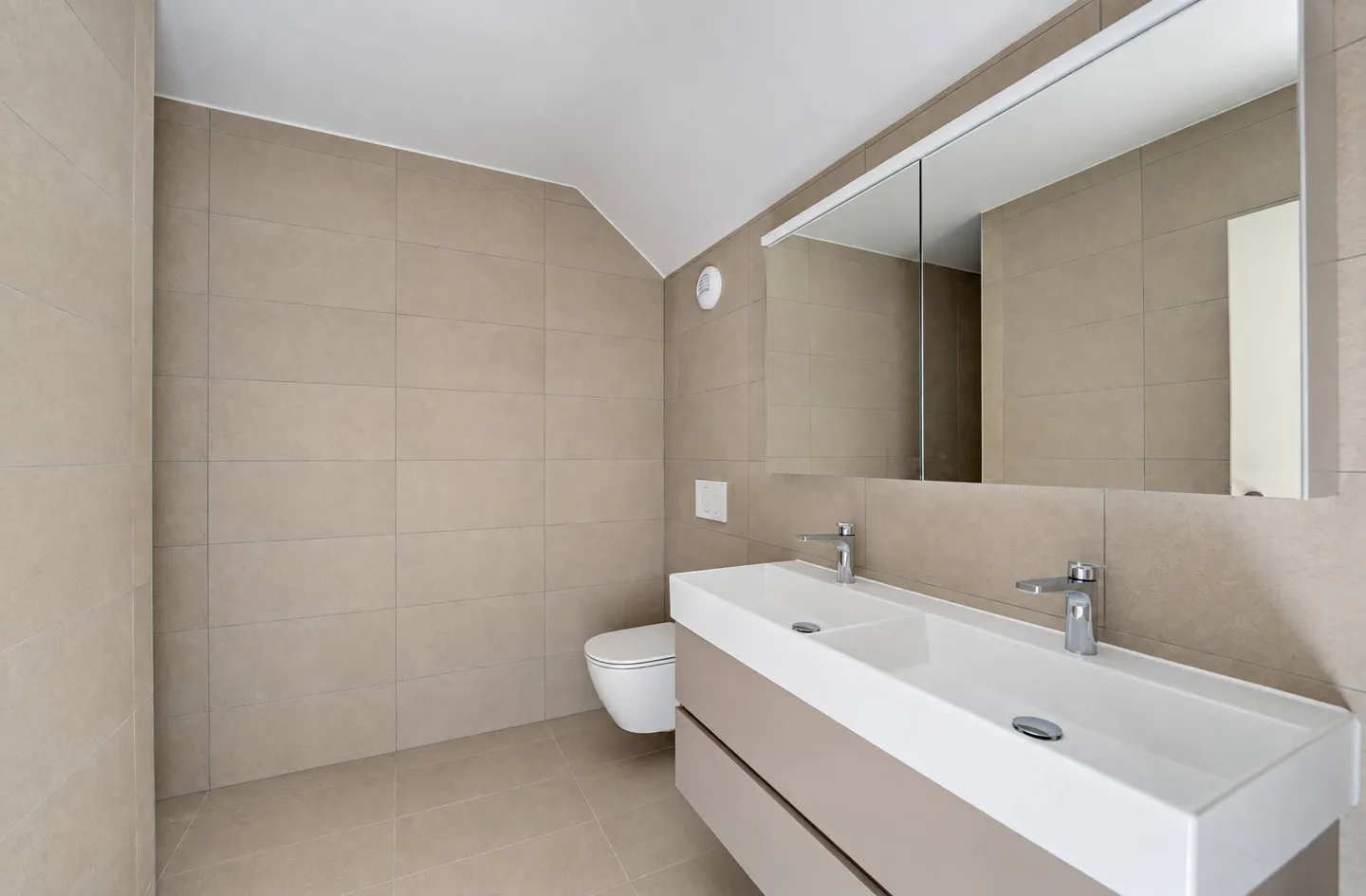 Spacious living room and large bedrooms for this 5.5 room duplex - Photo 6 of 7