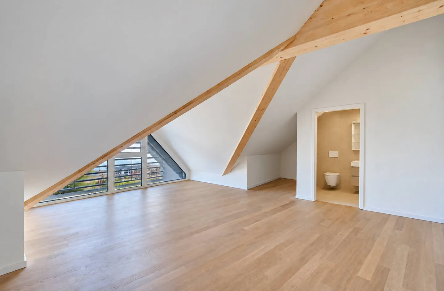 Spacious living room and large bedrooms for this 5.5 room duplex - Photo 7 of 7