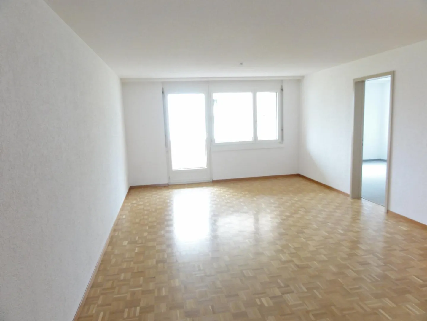 geräumige, helle 2 1/2 Zimmer-Wohnung - Foto 1 di 9